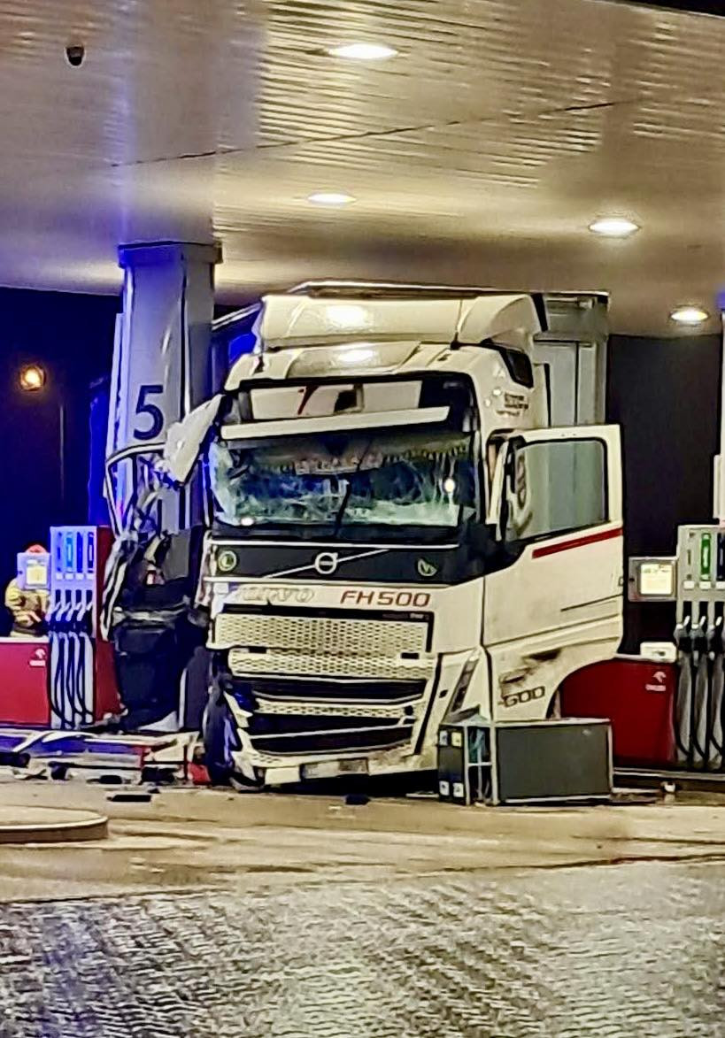 Ciężarówka wpadła w poślizg (źródło: Dolnośląskie Alarmowo)